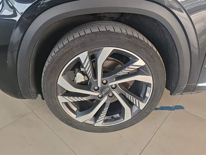 Фото 6 - Geely Monjaro