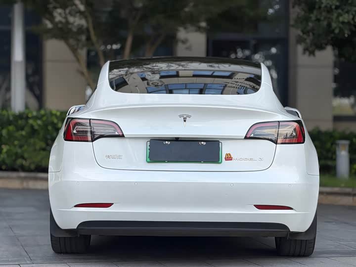 Фото 10 - Tesla Model 3