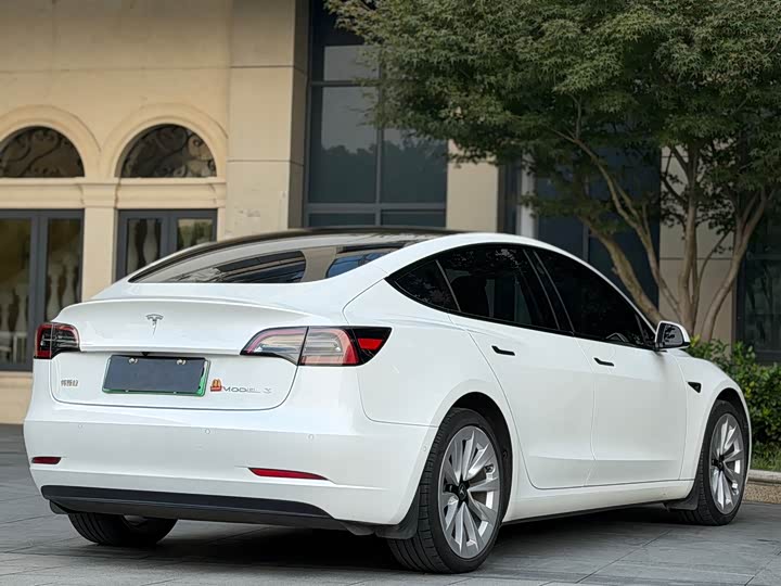 Фото 21 - Tesla Model 3