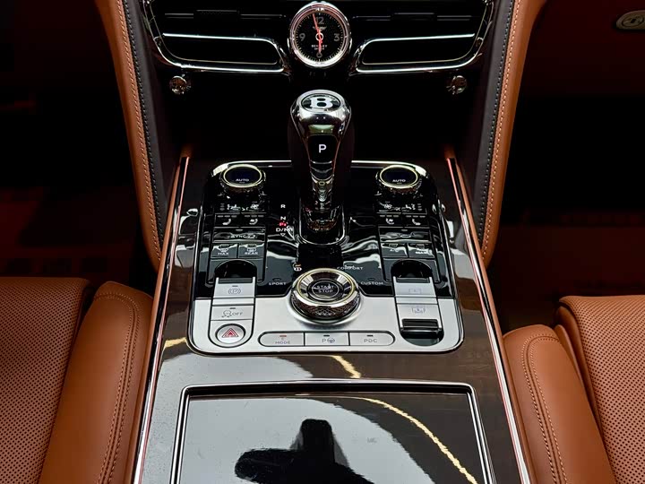 Фото 18 - Bentley Flying Spur Hybrid