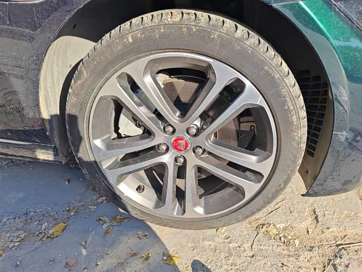 Фото 9 - Jaguar XE L