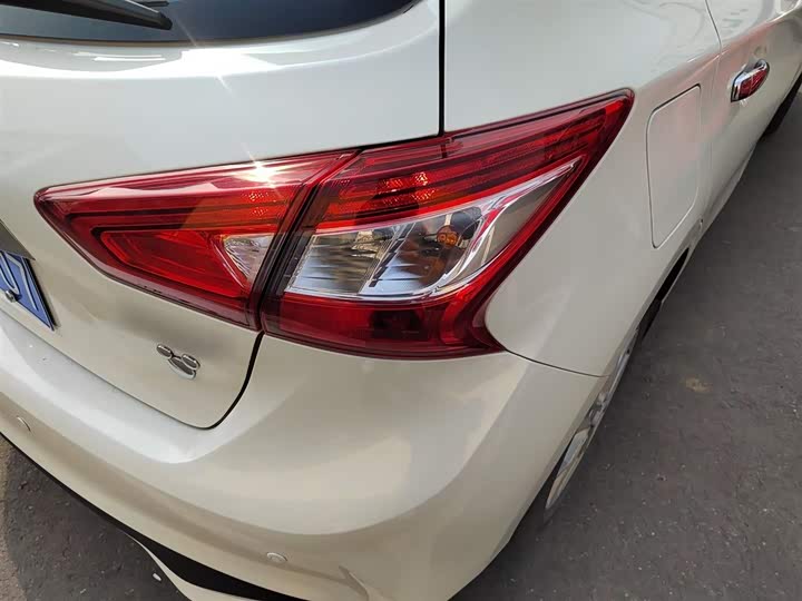 Фото 8 - Nissan Tiida