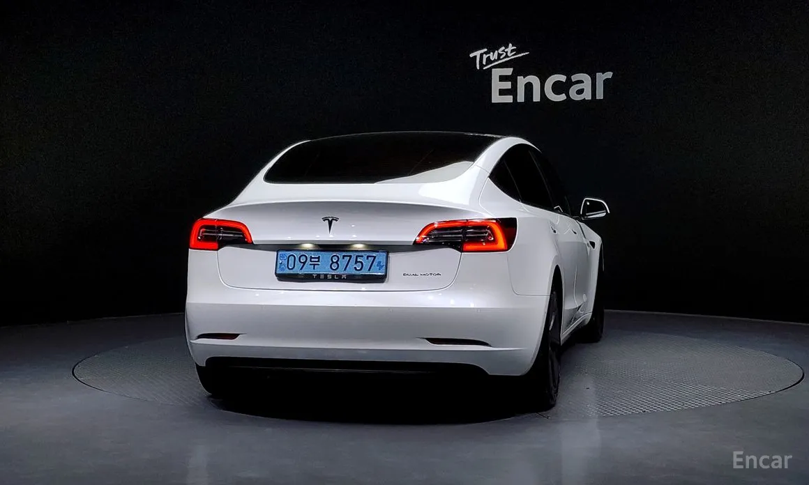 Фото 4 - Tesla Model 3