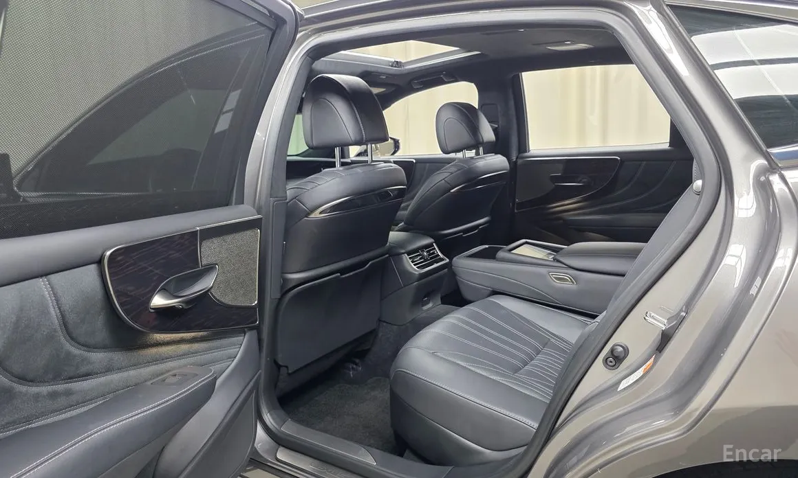 Фото 17 - Lexus LS