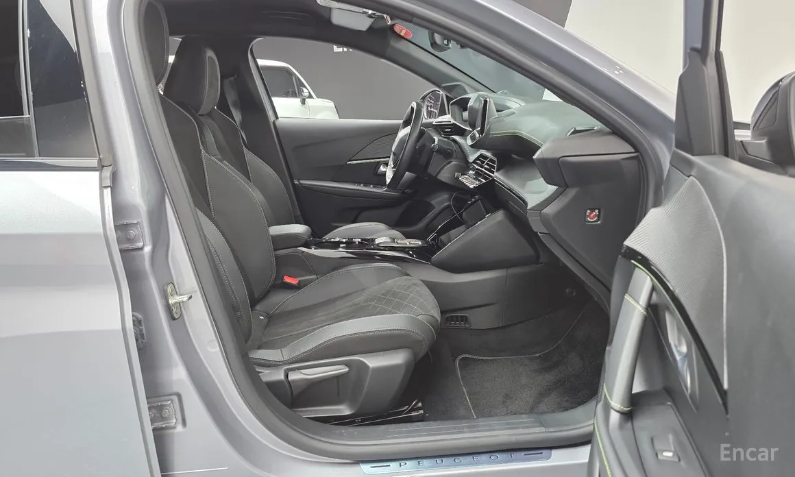 Фото 10 - Peugeot 208