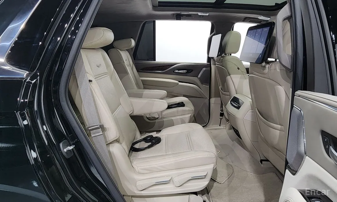 Фото 12 - Cadillac Escalade