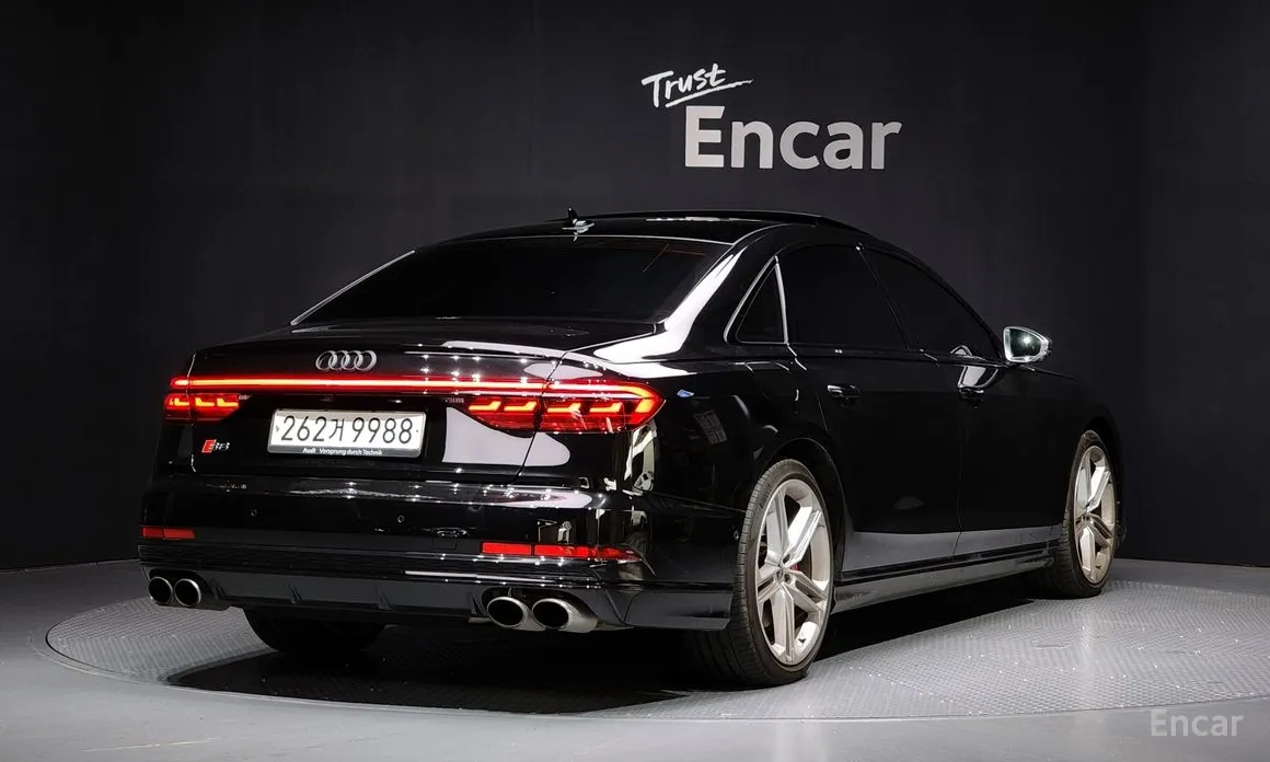 Фото 2 - Audi S8