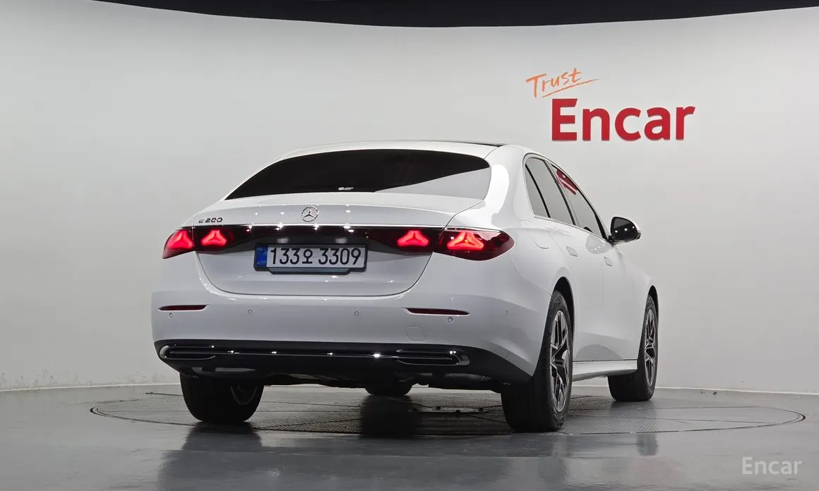 Фото 4 - Mercedes-Benz E-Class