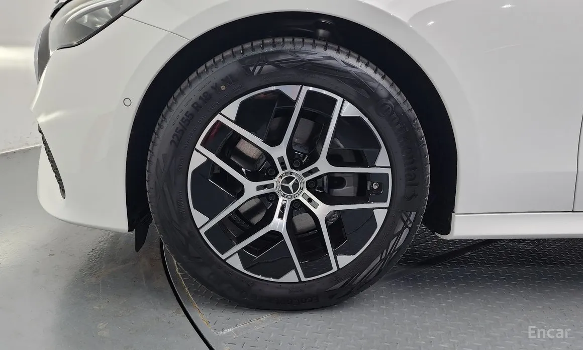 Фото 5 - Mercedes-Benz E-Class