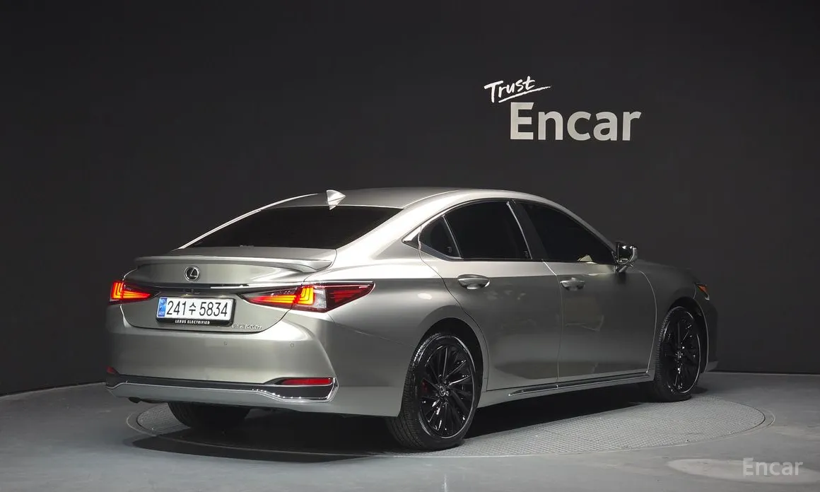 Фото 2 - Lexus ES