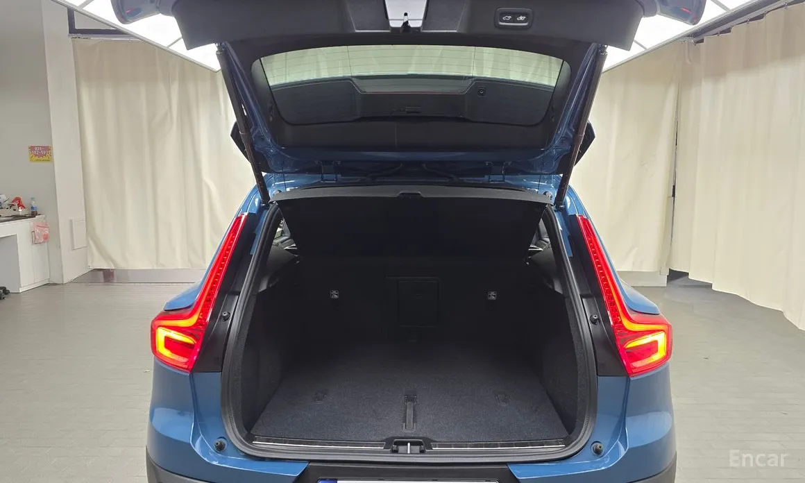 Фото 20 - Volvo XC40