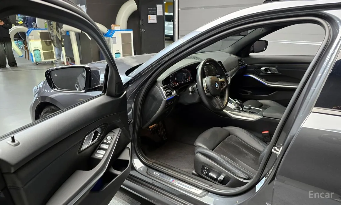 Photo 11 - BMW 3 Series