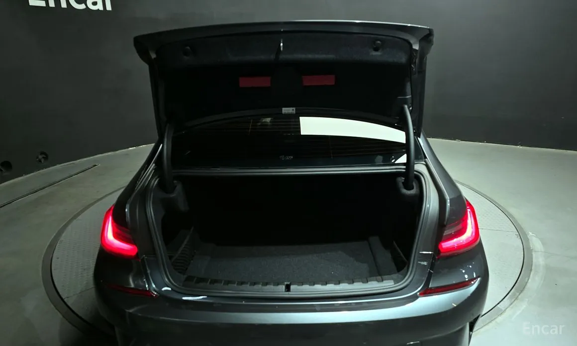 Photo 20 - BMW 3 Series