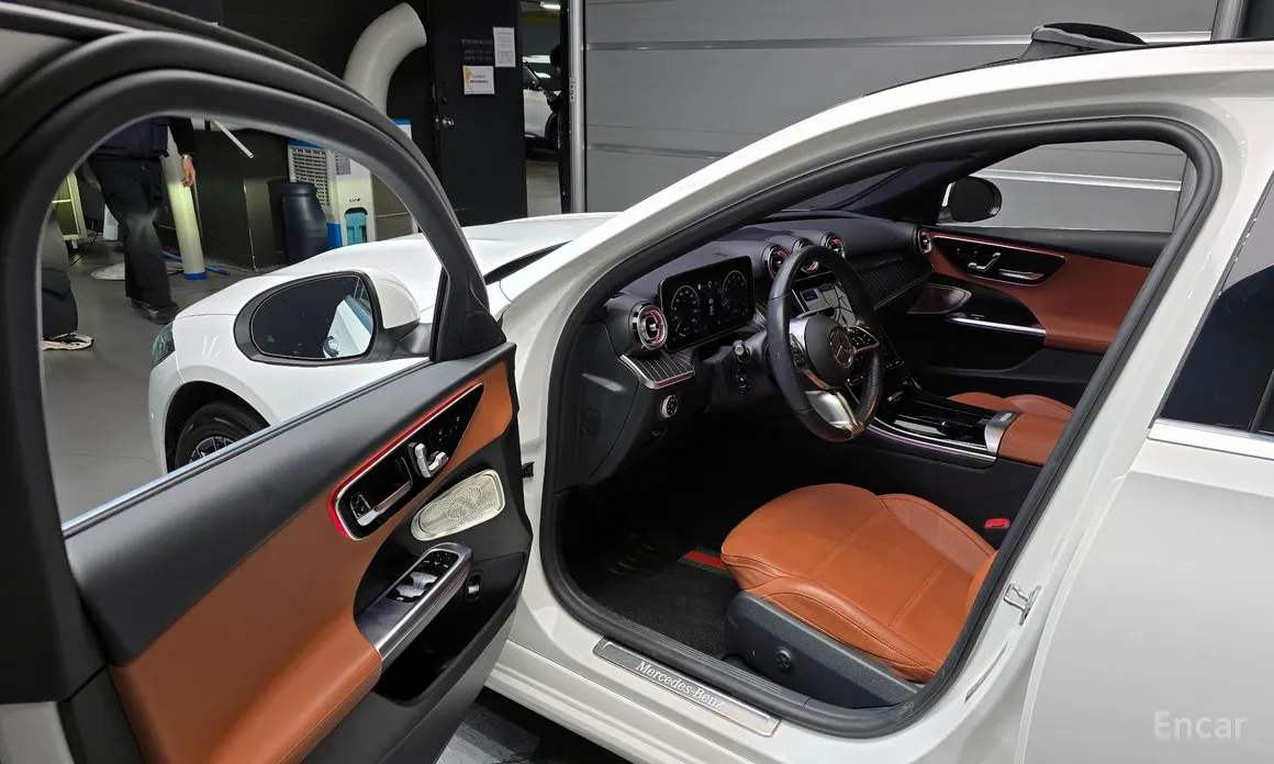 Photo 11 - Mercedes-Benz C-Class