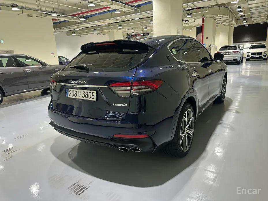 Фото 2 - Maserati Levante