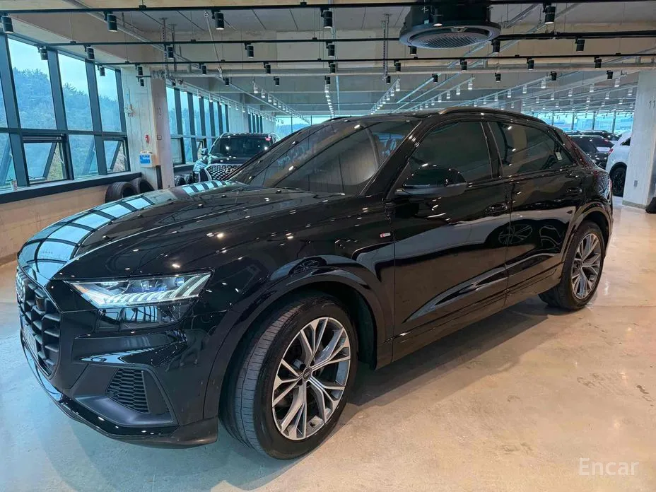 Фото 1 - Audi Q8