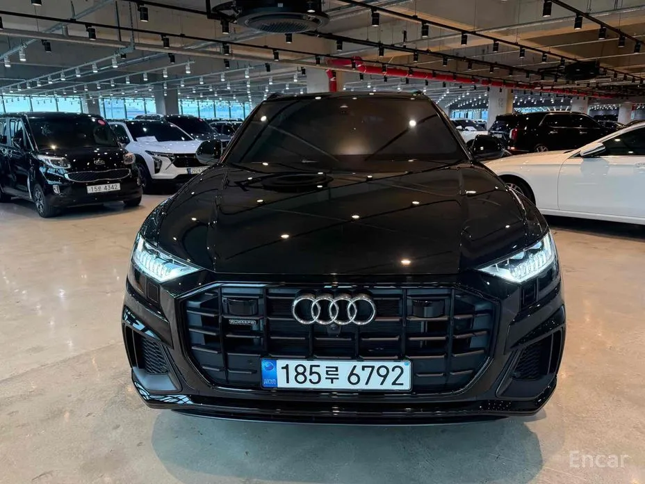 Фото 2 - Audi Q8