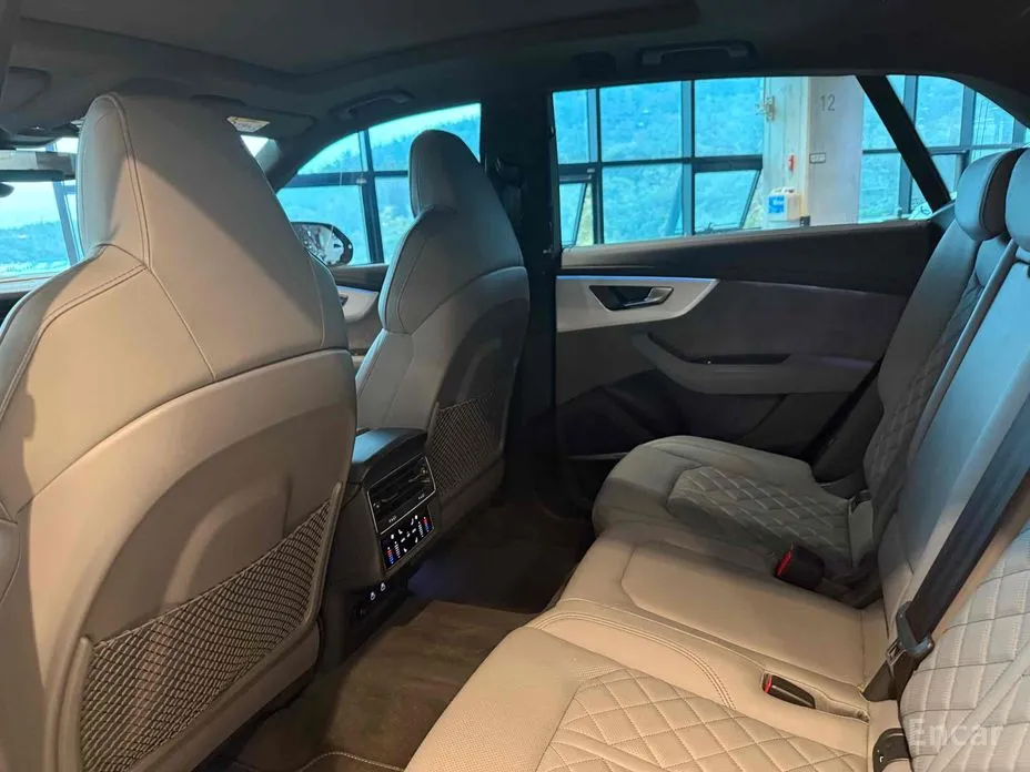 Фото 8 - Audi Q8