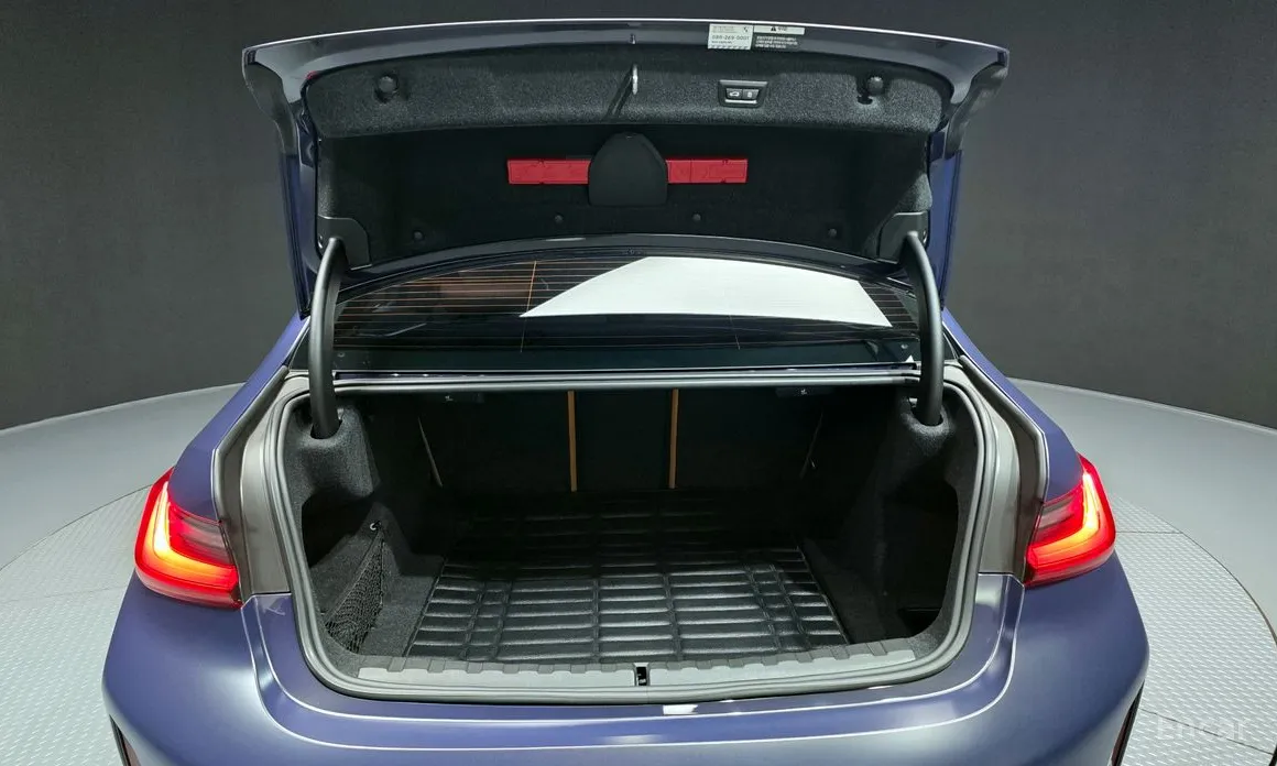 Photo 20 - BMW 3 Series