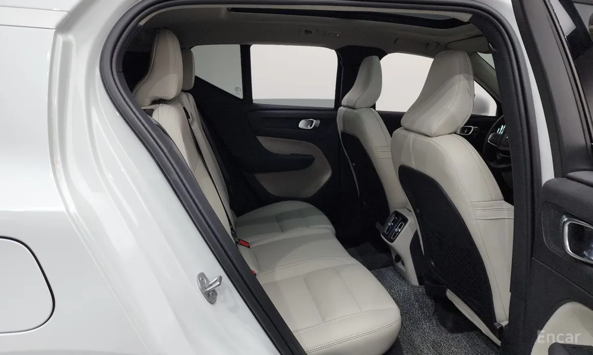 Фото 12 - Volvo XC40