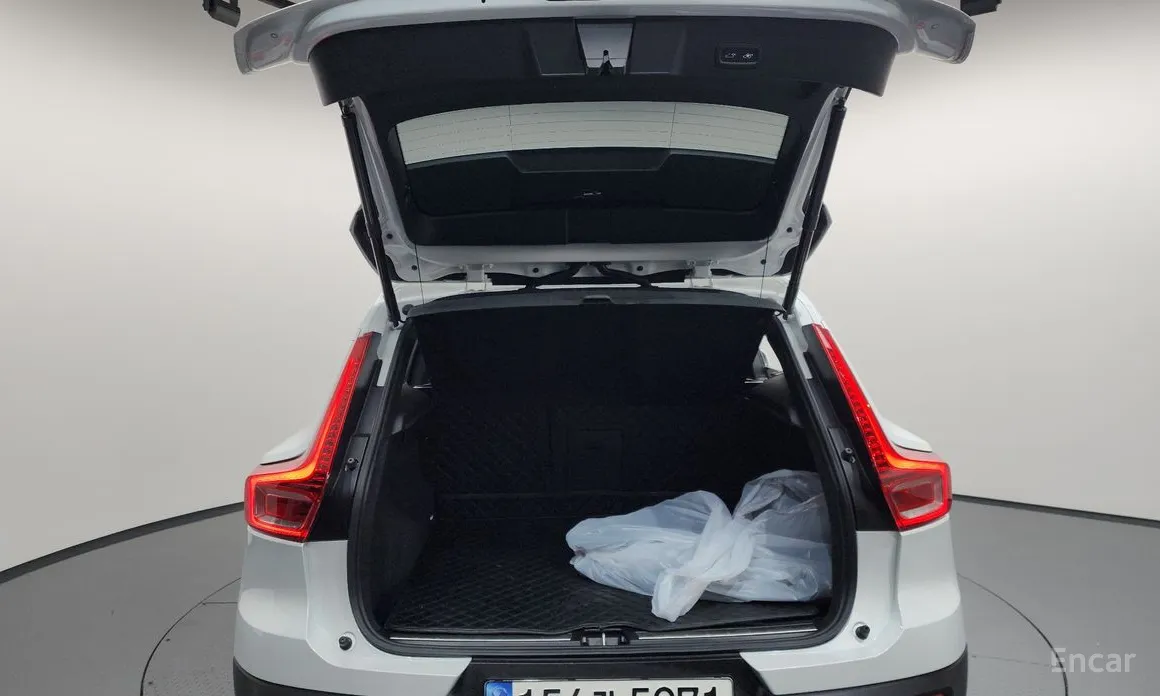 Фото 20 - Volvo XC40