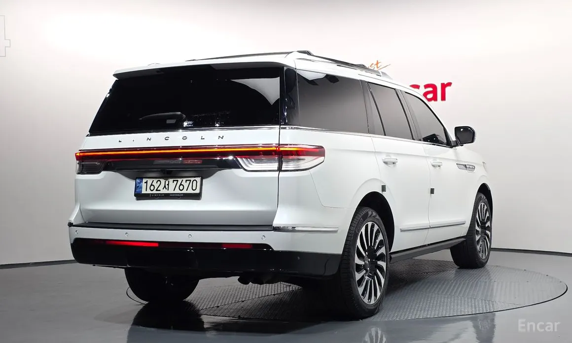 Фото 2 - Lincoln Navigator