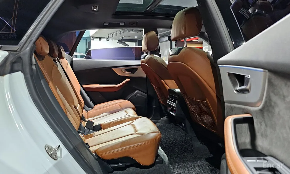 Фото 12 - Audi Q8