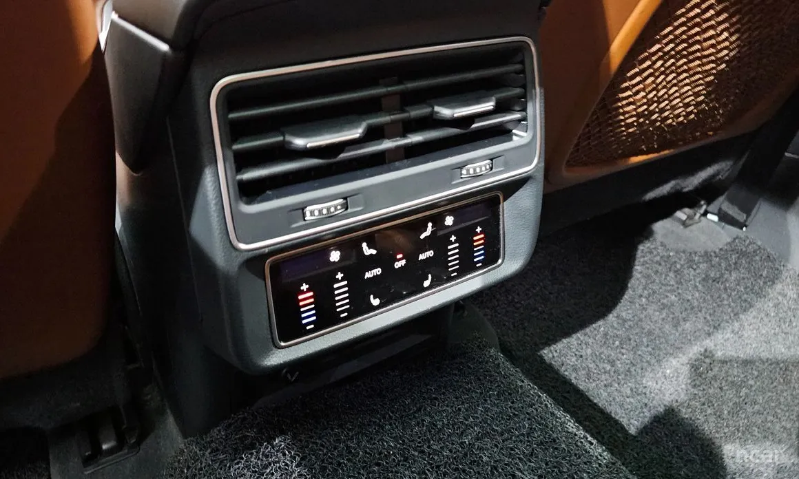 Фото 18 - Audi Q8