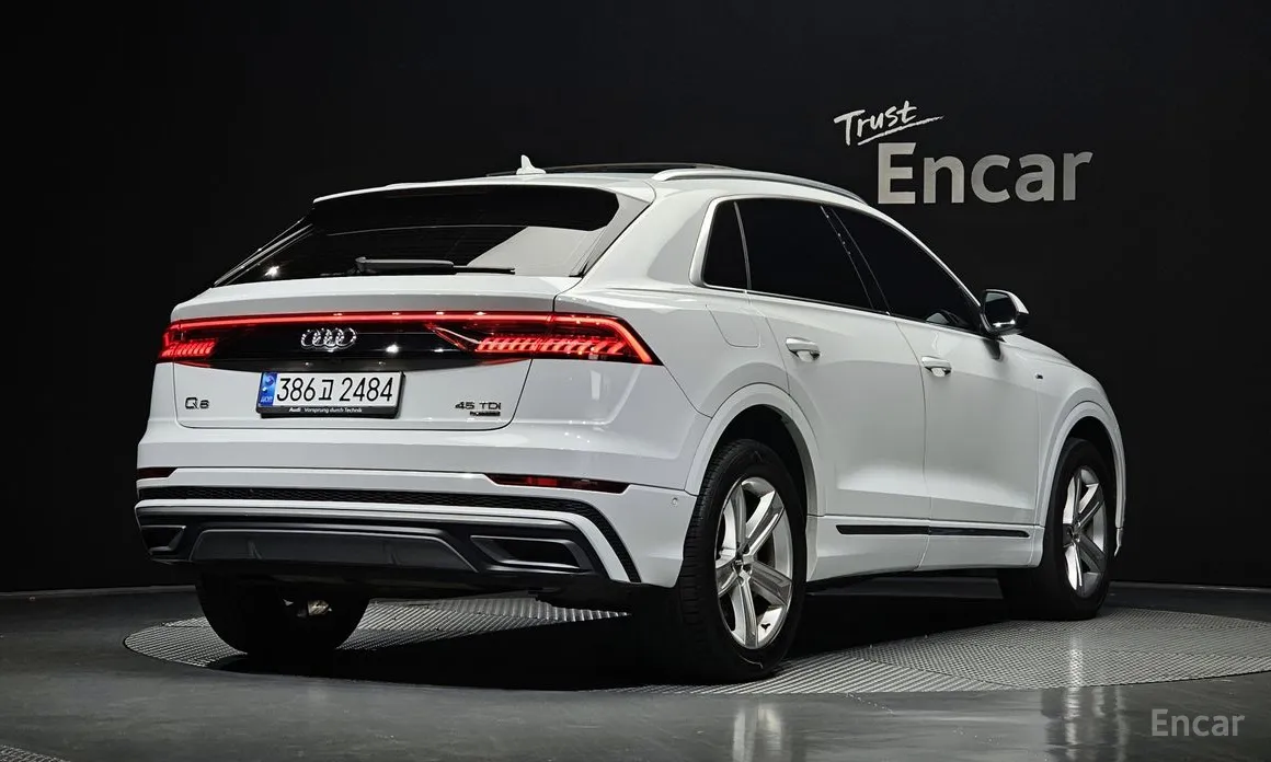 Фото 2 - Audi Q8