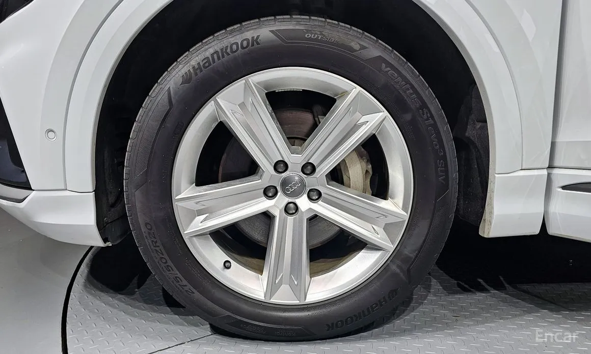 Фото 5 - Audi Q8