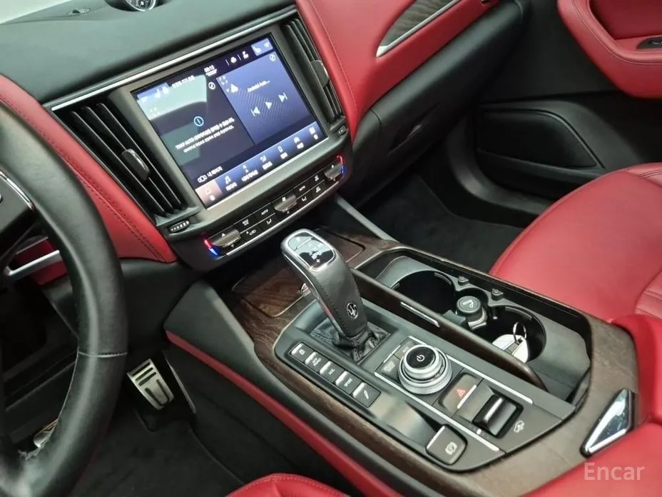 Фото 10 - Maserati Levante