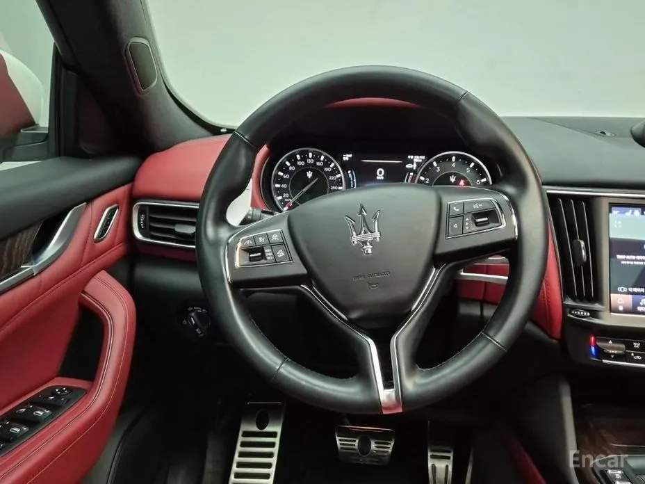 Фото 9 - Maserati Levante