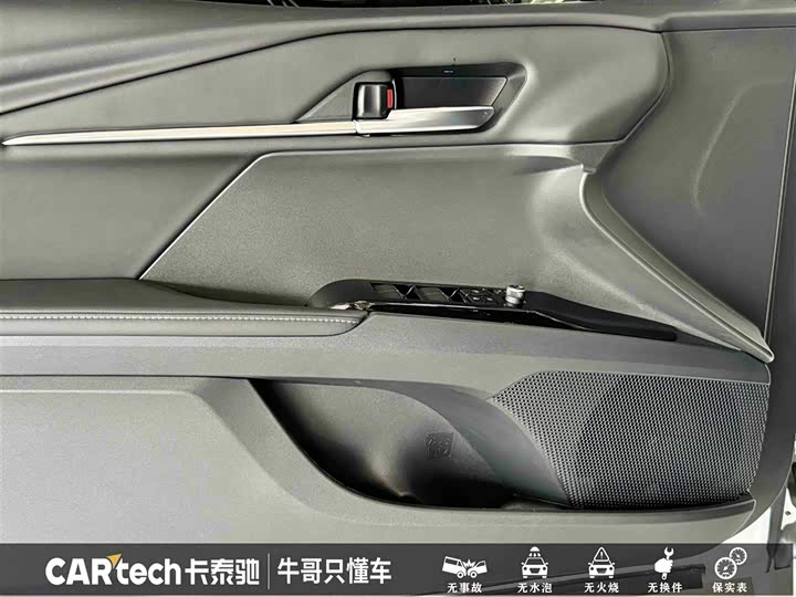 Фото 12 - Toyota Camry