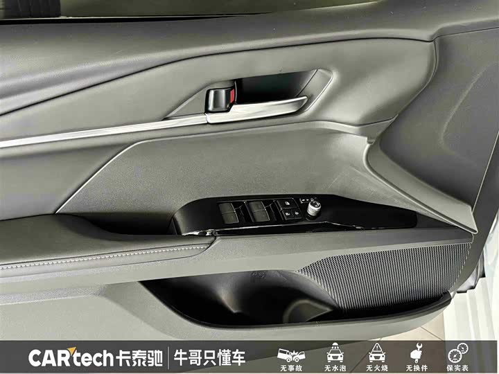 Фото 13 - Toyota Camry