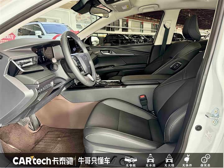 Фото 16 - Toyota Camry