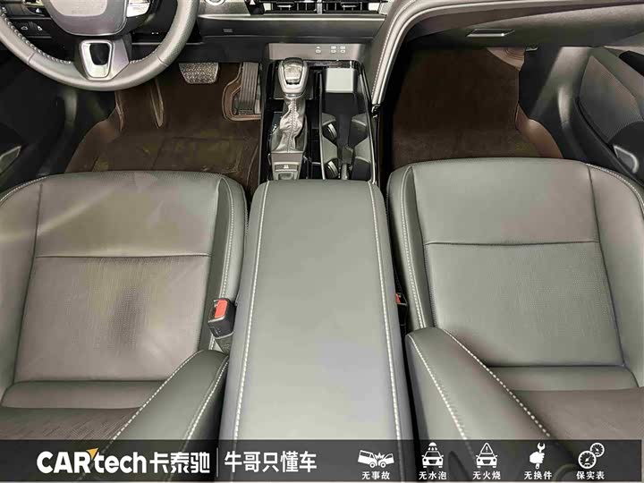 Фото 19 - Toyota Camry