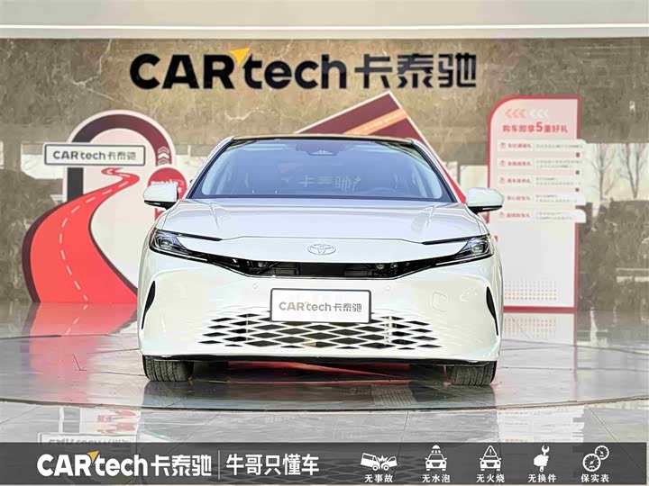 Фото 2 - Toyota Camry