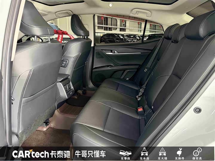 Фото 23 - Toyota Camry