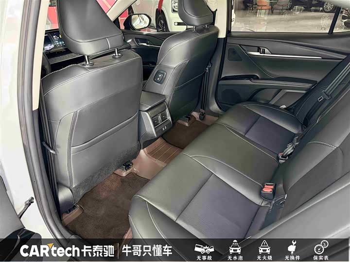 Фото 24 - Toyota Camry