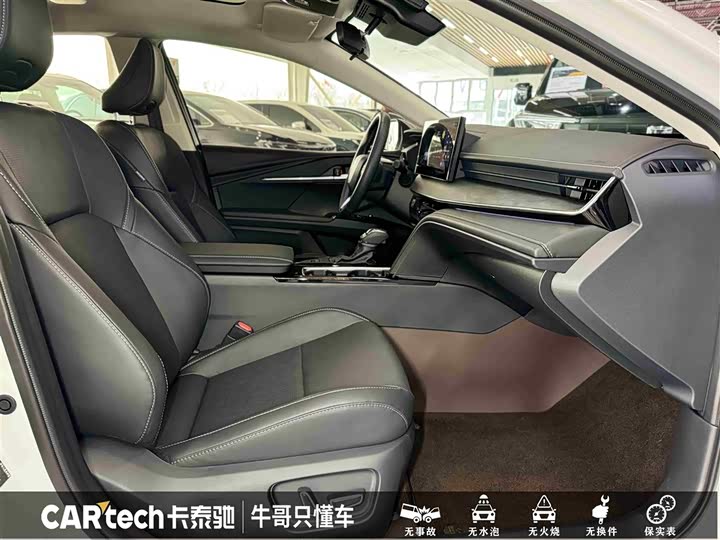 Фото 25 - Toyota Camry