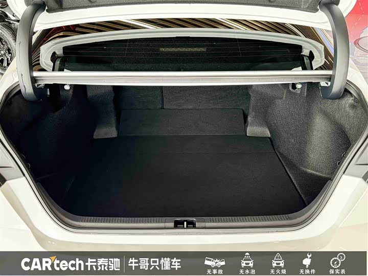 Фото 8 - Toyota Camry