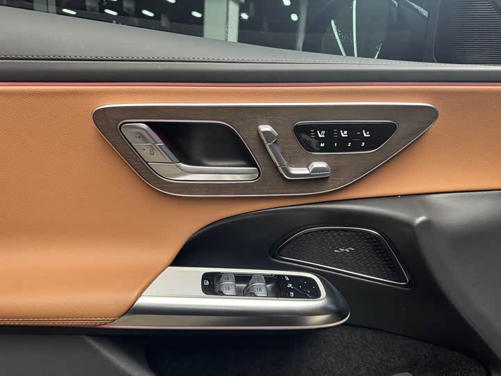 Фото 17 - Mercedes-Benz E-Class