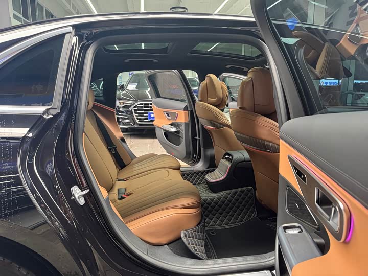 Фото 19 - Mercedes-Benz E-Class