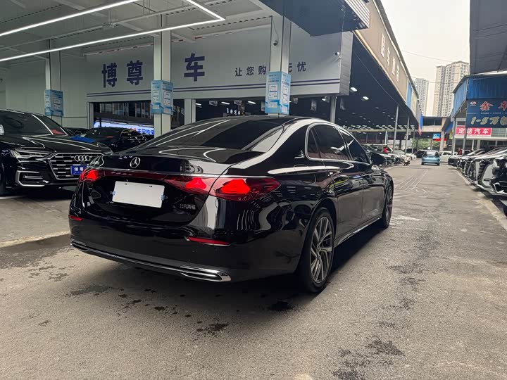 Фото 24 - Mercedes-Benz E-Class