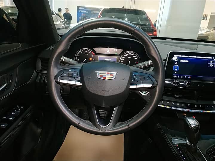 Фото 11 - Cadillac CT4