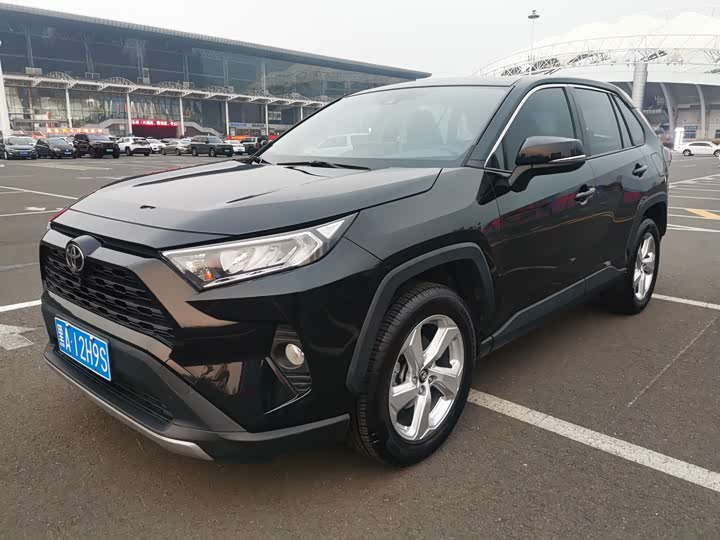 Фото 1 - Toyota RAV4