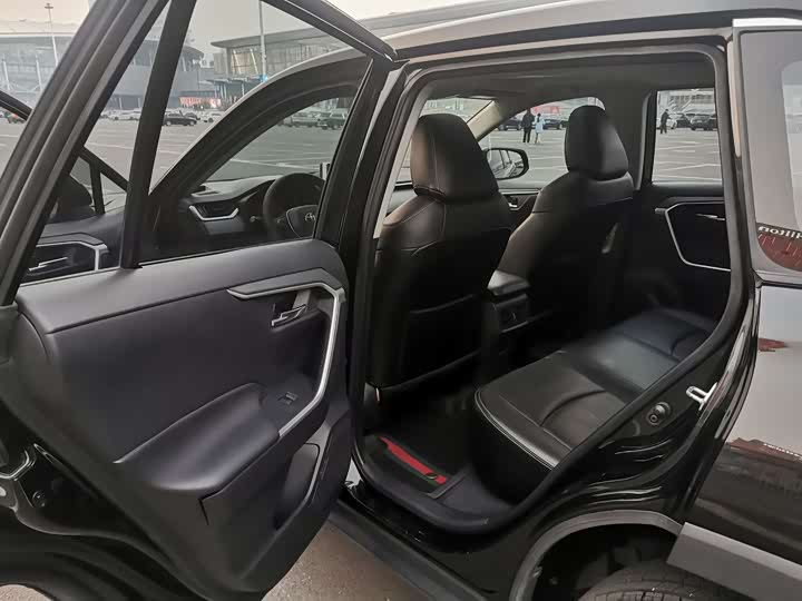 Фото 8 - Toyota RAV4