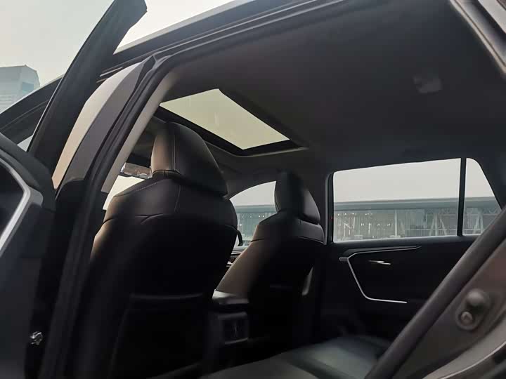 Фото 9 - Toyota RAV4