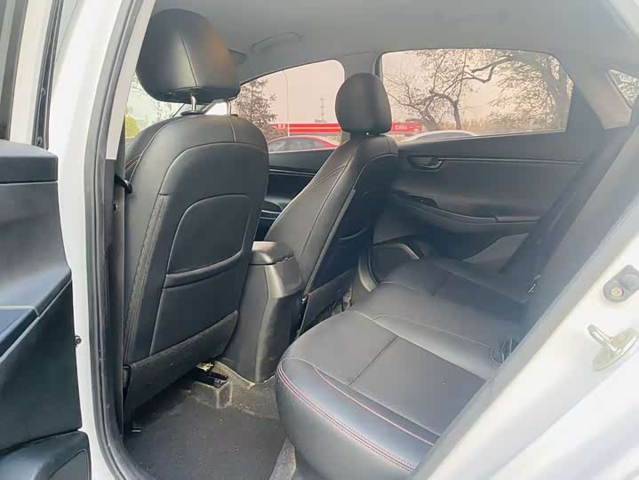 Фото 9 - Volkswagen Passat Hybrid