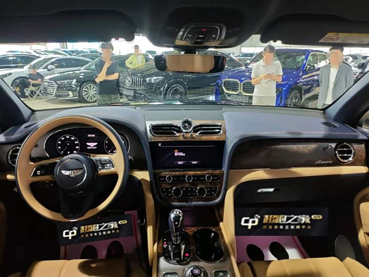 Фото 11 - Bentley Bentayga